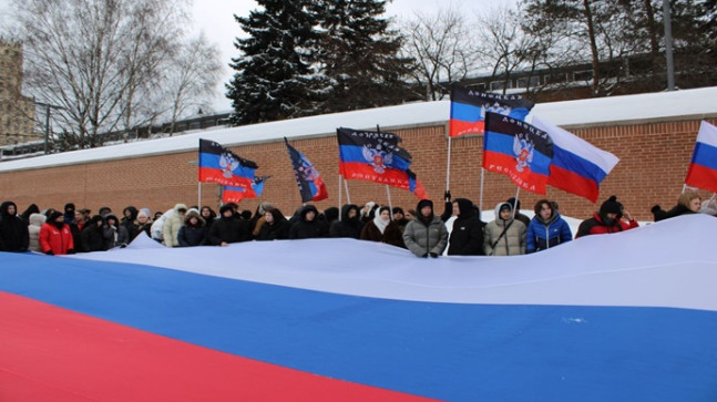 В День признания независимости ДНР и ЛНР «Молодая Гвардия Единой России» провела патриотические акции у посольств США и Великобритании