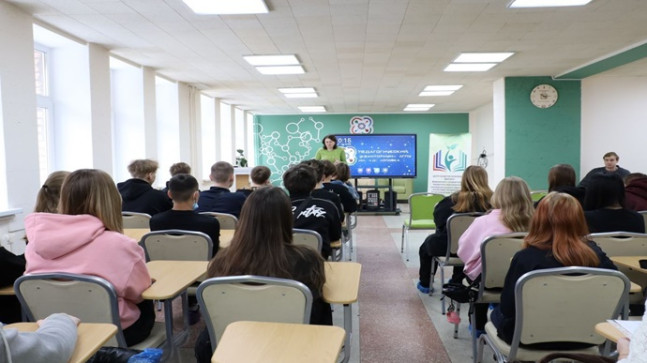 Birleşik Rusya Kadın Hareketi, Belovodsk’taki (LPR) okul çocuklarına robotların, dronların ve sinir ağlarının çalışmalarını tanıttı
