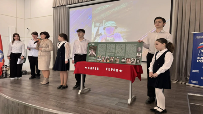 Birleşik Rusya, Sevastopol’deki bir okulda, SVO katılımcısı onuruna bir Kahraman Masası açılışı yaptı