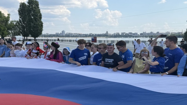Концерты, открытые уроки, флешмобы: «Единая Россия» провела праздничные акции в ЦФО и на юге страны