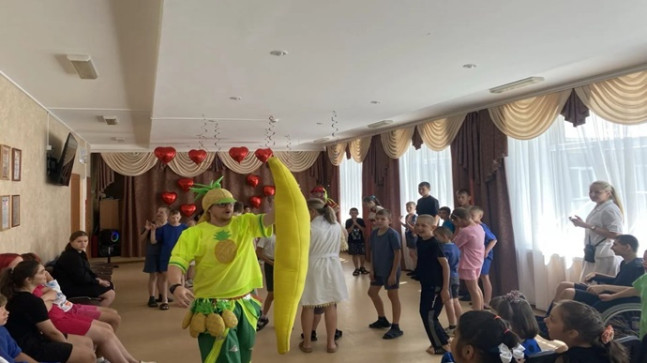 Voronezh bölgesinde, Birleşik Rusya partisi Buturlinovsky yatılı okulunun çocukları için bir kutlama düzenledi