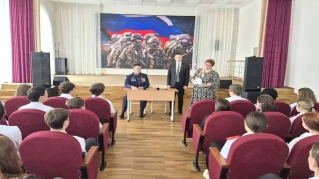 Birleşik Rusya, Krasnodar’daki okul çocukları ile Kuzey Kafkasya Askeri Bölgesi Kahramanı arasında bir buluşma düzenledi