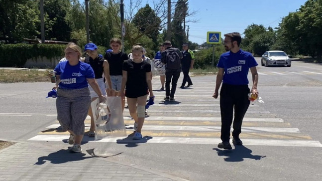 Birleşik Rusya, Kherson Oblastı’ndaki Henichesk şehrinde çocuklar için yol güvenliği konusunda sokak dersi düzenledi