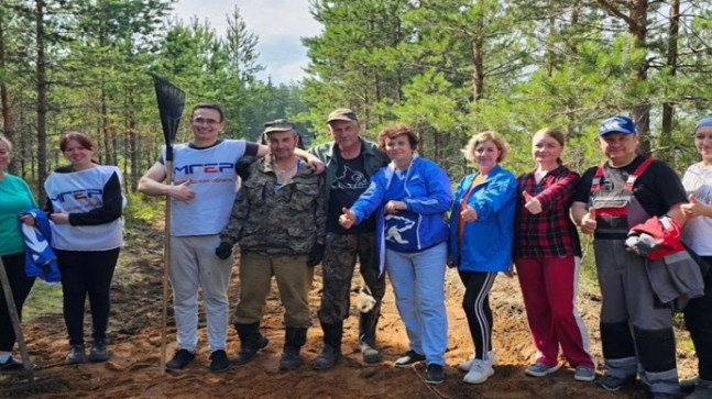 Birleşik Rusya aktivistleri, Vologda bölgesindeki Chagoda köyünde düzenlenen bir temizlik gününe katıldı