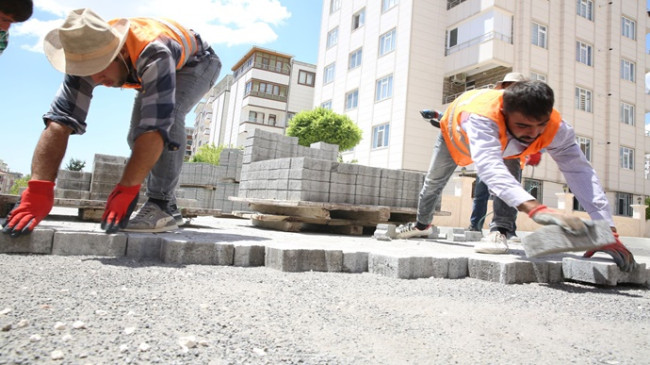 KARAKÖPRÜ’DE YOLLAR KİLİTLİ PARKEYLE YENİLENİYOR