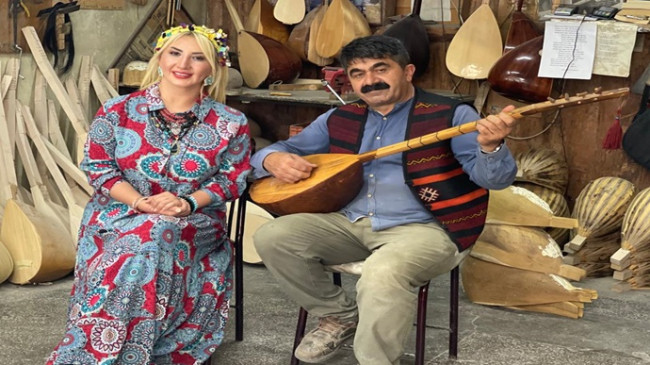 Âşık Veysel’in sazını çaldı türkü okuyup ağladı