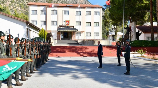 Cumhurbaşkanı Ersin Tatar, Güvenlik Kuvvetleri Komutanı Tümgeneral İlker Görgülü’yü ziyaret etti