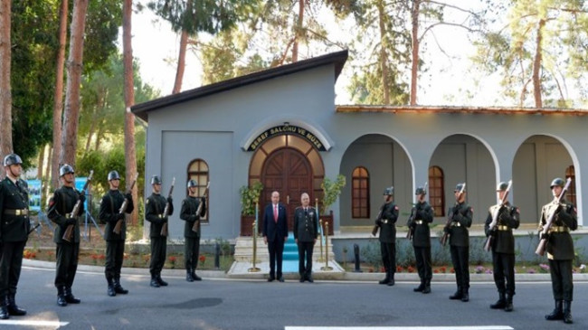 Cumhurbaşkanı Ersin Tatar, Kıbrıs Türk Barış Kuvvetleri (KTBK) Komutanı Tümgeneral Sebahattin Kılınç’ı ziyaret etti