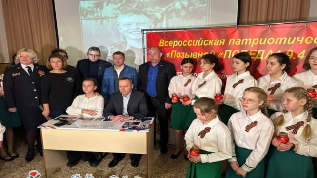 Birleşik Rusya’nın desteğiyle Simferopol’deki bir okulda Kahraman Masası açıldı