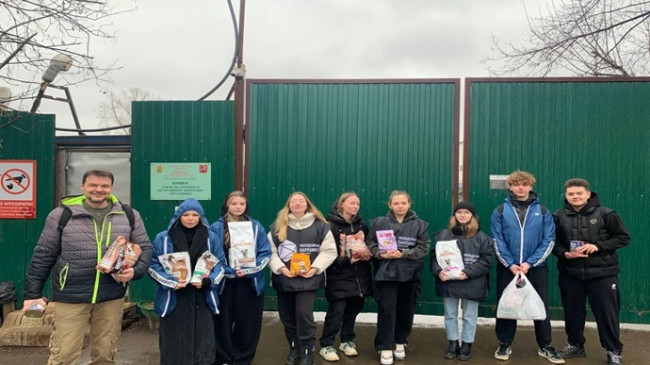 В Москве активисты «Единой России» передали корм в приют на бездомных животных