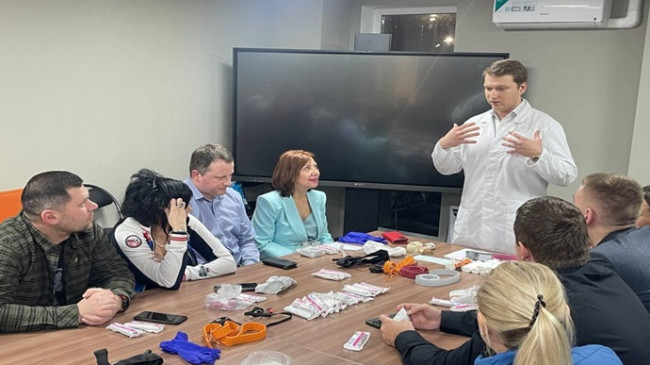 Birleşik Rusya taraftarları Moskova’da ilk yardım ve taktik tıp konulu bir seminer düzenledi