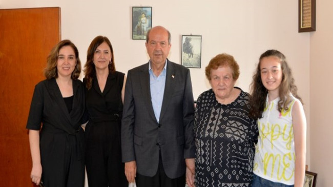 Cumhurbaşkanı Ersin Tatar, TMT mücahidi, gazi ve şehit yakınlarını ziyaret etti