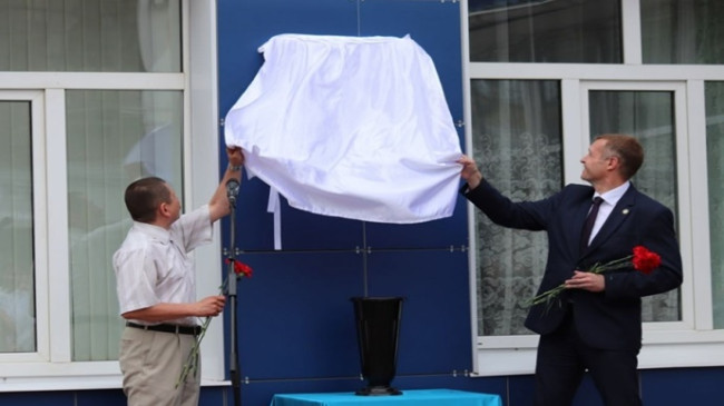 Ryazan’da Birleşik Rusya, onurlandırılan bir eczacıya bir anma plaketi açtı