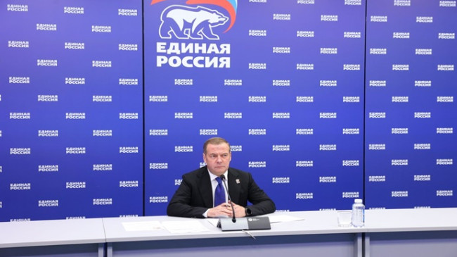 Dmitri Medvedev, bölgelerdeki savaş gazisi yazarlar için edebi platformlar düzenleme girişimini destekledi