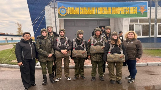 Birleşik Rusya, Moskova’daki okul çocukları için bir askeri birliğe gezi düzenledi