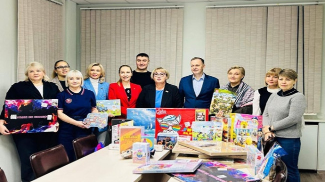 Yaratıcı kitler, eğitici oyunlar, bulmacalar ve işaretleyiciler: Birleşik Rusya ülke çapında “Cesaret Kutuları” topluyor