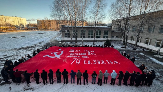 «Единая Россия» развернула в Костроме 50-метровое Знамя Победы