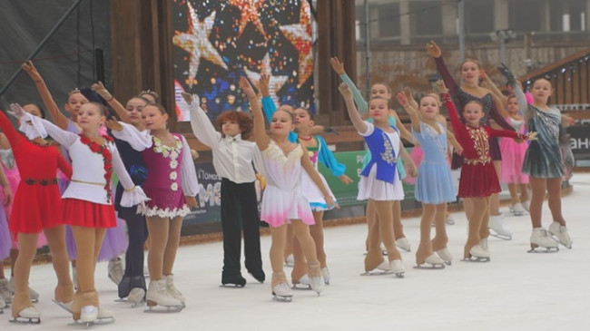 Birleşik Rusya’nın desteğiyle Astrakhan’da bir artistik buz pateni gala konseri düzenlendi