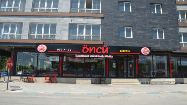 ÖNCÜ DÖNER BİRECİK HİZMET KALİTESİYLE ÖNE ÇIKIYOR