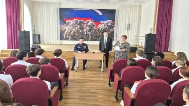 Birleşik Rusya, Krasnodar’daki okul çocukları ile Kuzey Kafkasya Askeri Bölgesi Kahramanı arasında bir buluşma düzenledi