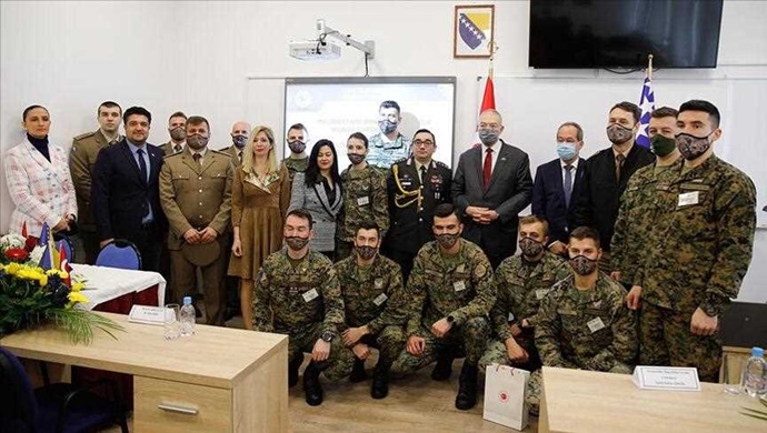 Bosna Hersek Silahlı Kuvvetleri personelinin eğitim aldığı okulun yeni dersliğinin açılışı