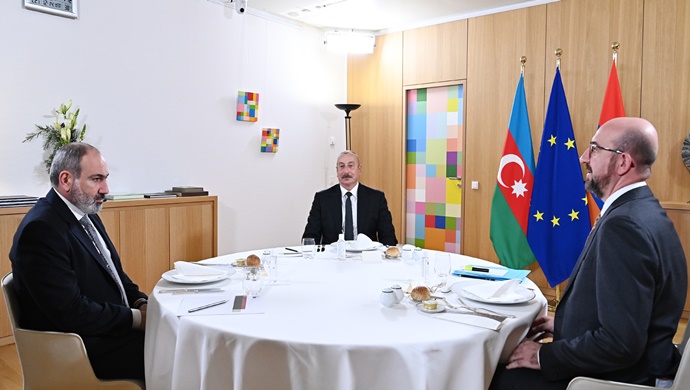 İlham Aliyev, Brüksel’de AB Konseyi Başkanı Charles Michel ve Ermenistan Başbakanı Nikol Paşinyan ile öğle yemeğinde ortak bir toplantı yaptı.