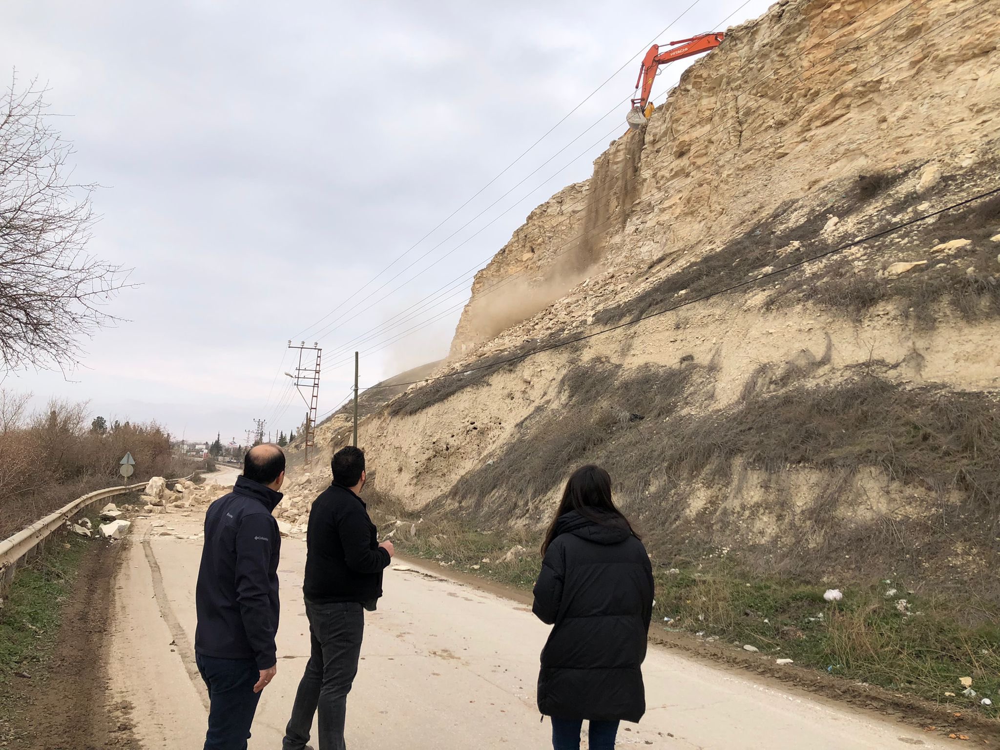 Birecik – Halfeti kültür yolu kaya ıslahı yapım işine ilişkin ilgili firma sahada çalışmalarına başlamıştır