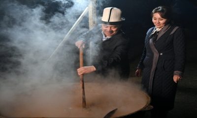 Президент Садыр Жапаров в Баткене принял участие в приготовлении угощения «сумолок»