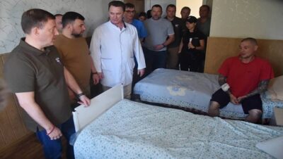 Андрей Турчак навестил российских военнослужащих и бойцов ДНР в больнице имени Калинина в Донецке