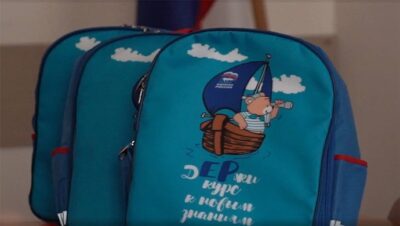 «Единая Россия» передала рюкзаки и школьные наборы первоклассникам трех районов Херсонской области