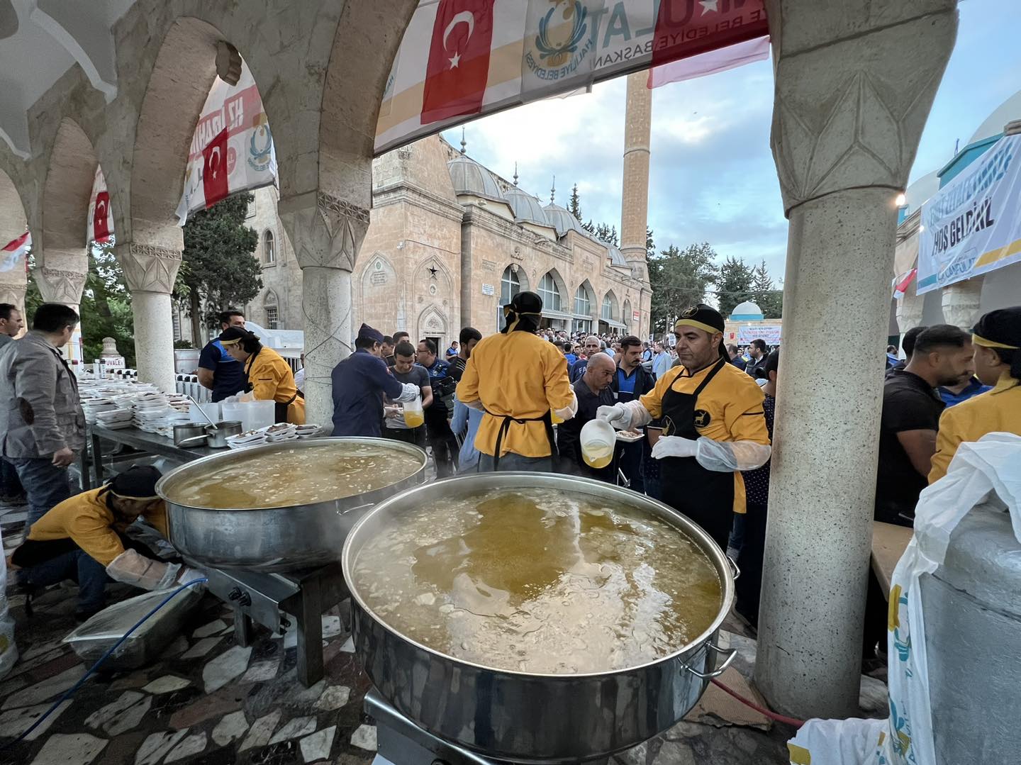 Bir 8 kişi, ayakta duran insanlar ve açık hava görseli olabilir