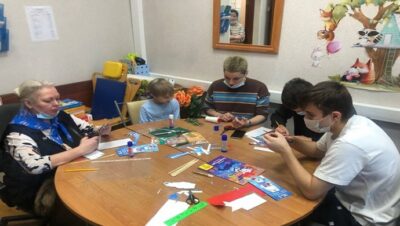 В Москве активисты «Единой России» организовали новогодний мастер-класс для детей с ОВЗ