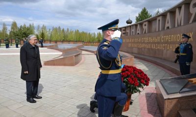Мемлекет басшысы қазақстандық жауынгерлерге арналған мемориалдық кешенге гүл шоғын қойды