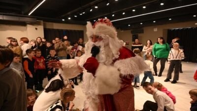 Rostov-on-Don’da Birleşik Rusya milletvekilleri SVO katılımcılarının aileleri için bir Yeni Yıl partisi düzenledi