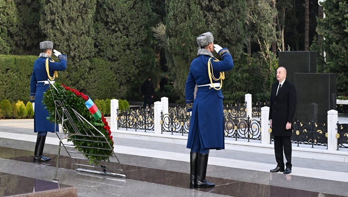 İlham Aliyev ve First Lady Mehriban Aliyeva, Milli Lider Haydar Aliyev’in kabrini ziyaret etti