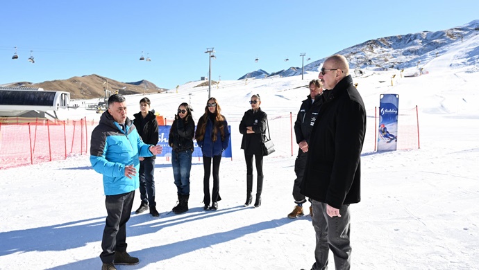 İlham Aliyev, Şahdağ Turizm Kompleksi’nde yer alan “Göl Kenarı” otelinde yürütülen çalışmalar ve “Kayak Kulübü” binasının inşaatı ile tanıştı.